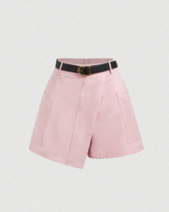 Shorts elegantes de color rosa con correa frontal y cinturón