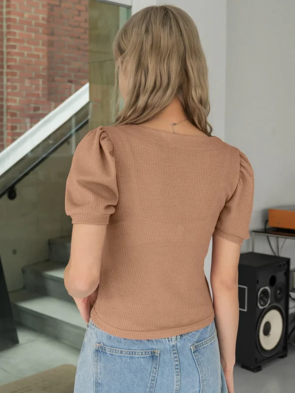 Camiseta de cuello cuadrado con mangas abullonadas y color sólido - Imagen 2