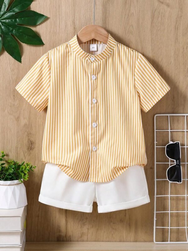top de manga corta con botones delanteros a rayas y pantalones cortos