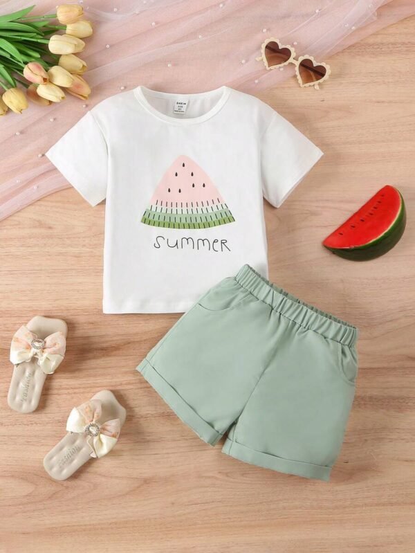 camiseta de cuello redondo acanalada casual y pantalones cortos verdes