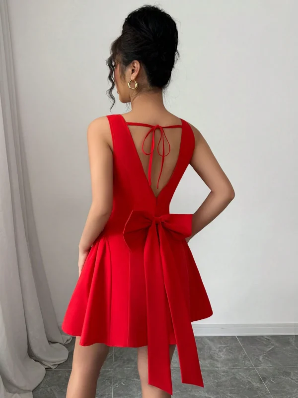 Vestido con decoración de lazo rojo - Imagen 2