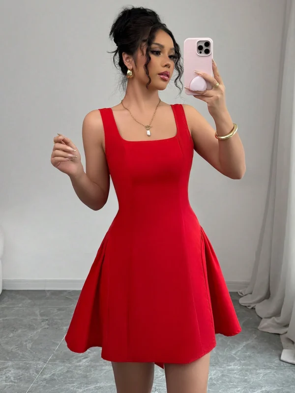 Vestido con decoración de lazo rojo