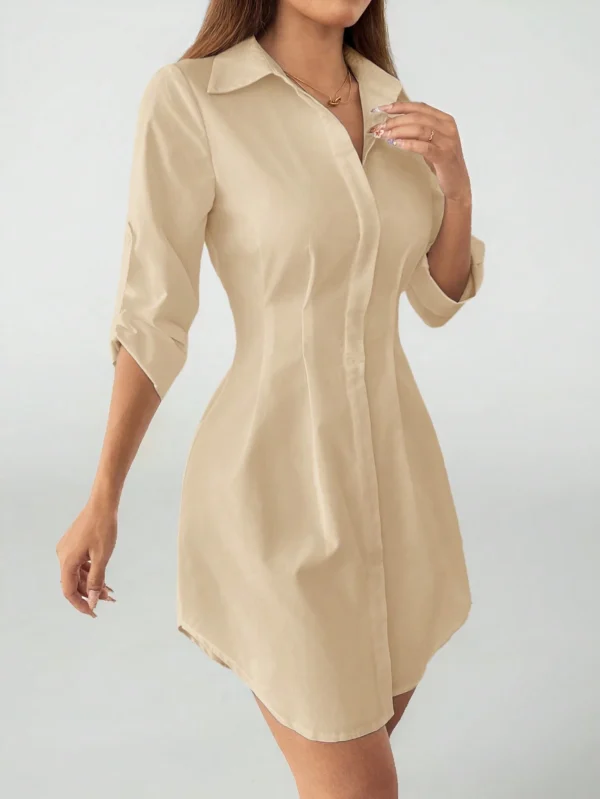 Vestido camisa de botones con cintura ceñida y mangas enrolladas