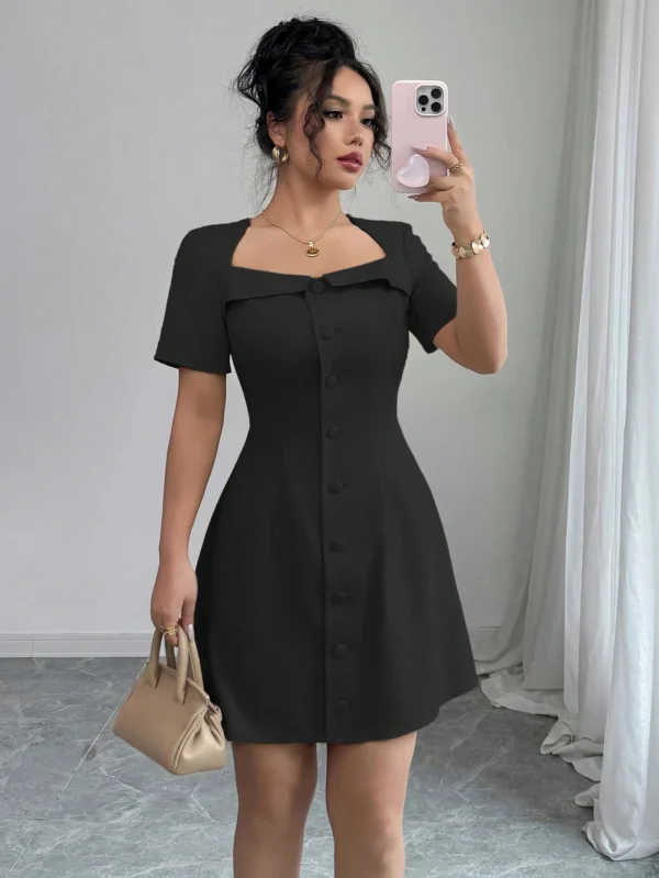 Vestido mini con manga corta, de línea A, con cintura abotonada