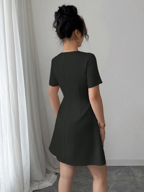 Vestido mini con manga corta, de línea A, con cintura abotonada - Imagen 2