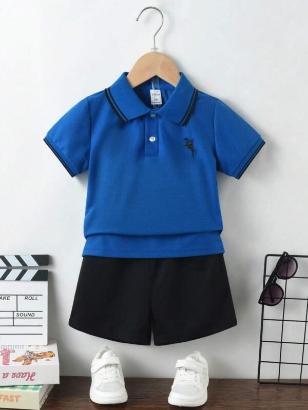 Polo de manga corta para niño con bordado de contraste de colores
