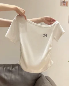 Camiseta ajustada de manga corta asimétrica con hombros deslizantes