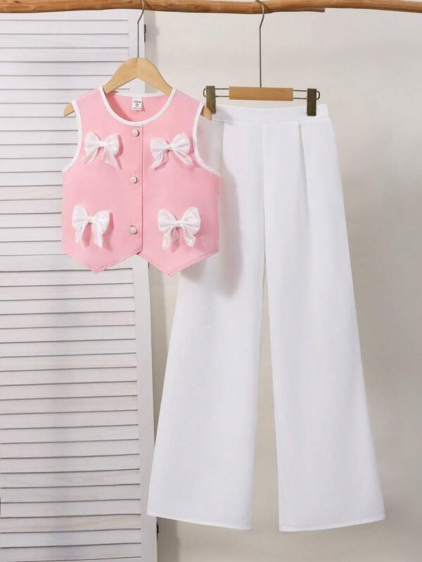 Top de chaleco negro con lazo blanco combinado con pantalones blancos