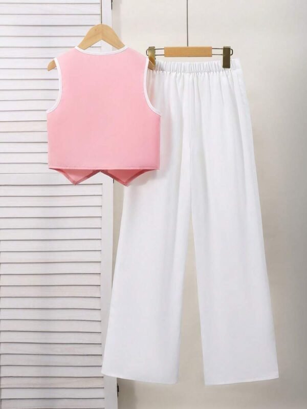 Top de chaleco negro con lazo blanco combinado con pantalones blancos - Imagen 2
