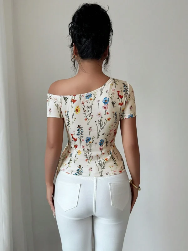 Blusa de una sola manga, ajustada y con estampado floral elegante - Imagen 2