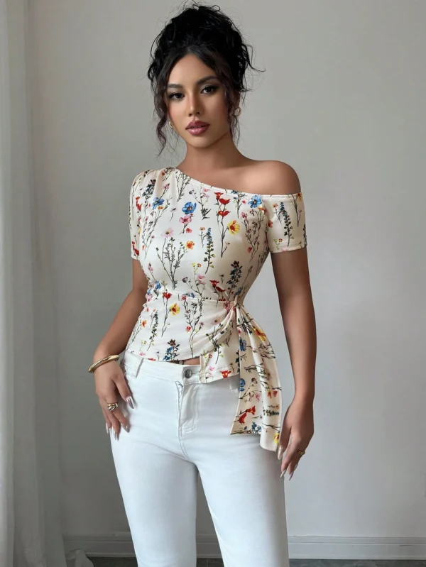 Blusa de una sola manga, ajustada y con estampado floral elegante - Imagen 3