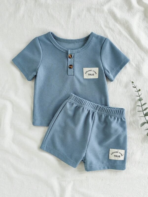 Conjunto casual y minimalista para niño pequeño