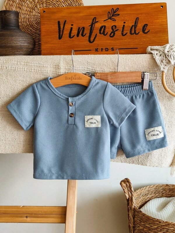 Conjunto casual y minimalista para niño pequeño - Imagen 3