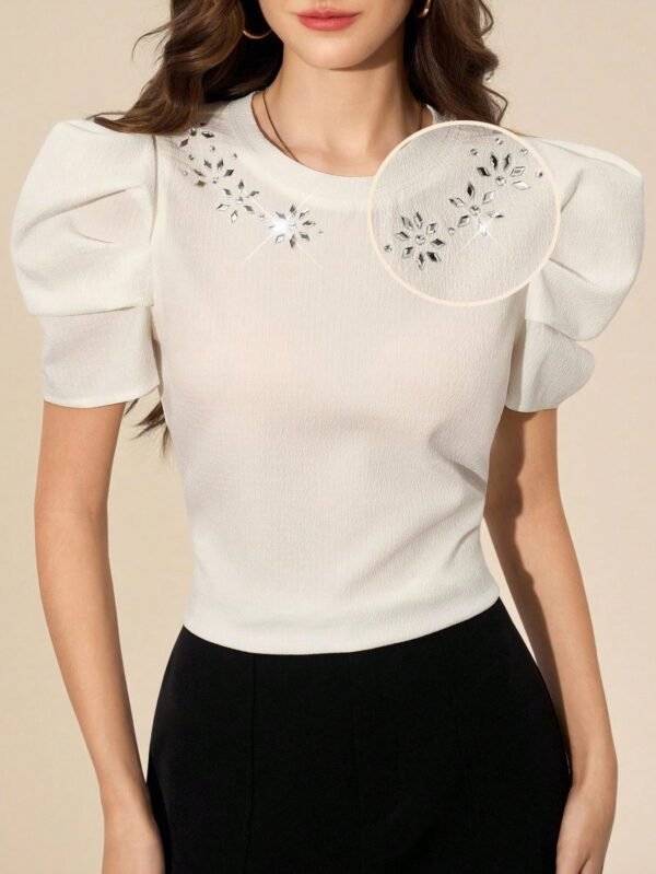 Blusa versátil de manga abullonada con decoración de diamantes