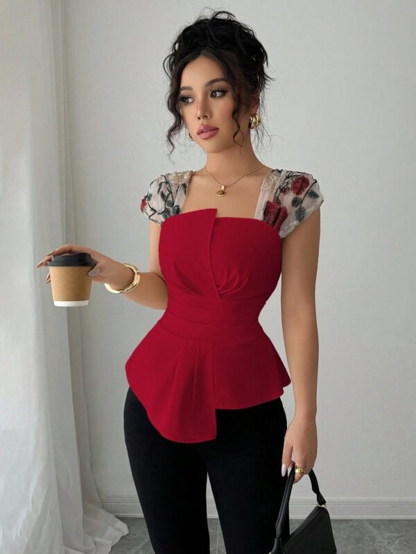 Blusa asimétrica de mujer con cintura ceñida, parches y bordados en malla