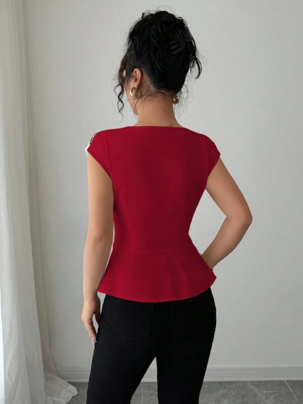 Blusa asimétrica de mujer con cintura ceñida, parches y bordados en malla - Imagen 2