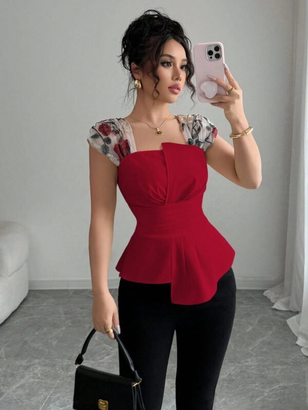 Blusa asimétrica de mujer con cintura ceñida, parches y bordados en malla - Imagen 3