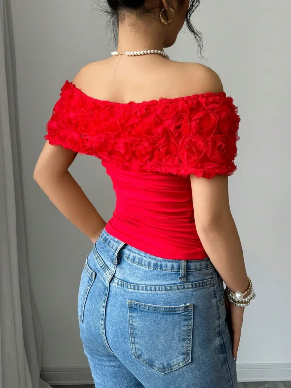 Blusa ajustada elegante con hombros descubiertos - Imagen 2
