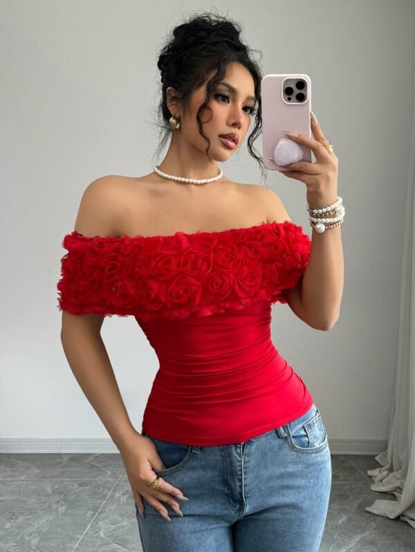 Blusa ajustada elegante con hombros descubiertos - Imagen 3