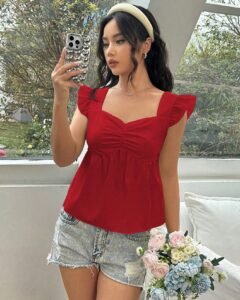 Blusa con fruncido en el pecho y cuello en forma de corazón