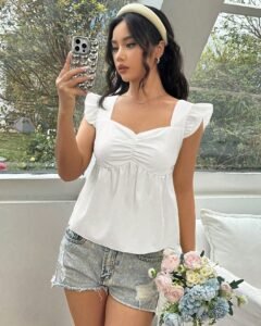 Blusa con fruncido en el pecho y cuello en forma de corazón