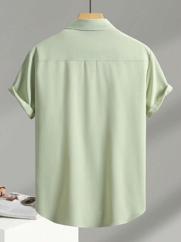 Camisa casual de manga corta y unicolor para hombre - Imagen 2