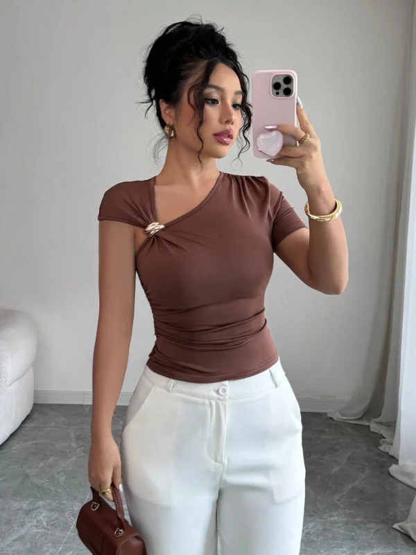 Blusa de manga corta para mujer con cuello asimétrico