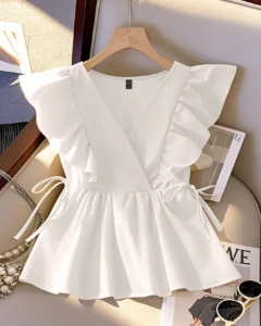 Blusa con volantes en el escote en V