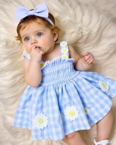 Vestido azul con cuadros y diseño de bordado floral