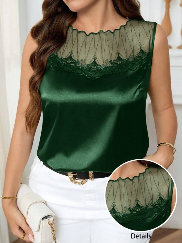 Blusa sin mangas elegante con contraste de malla para tallas grandes - Imagen 3