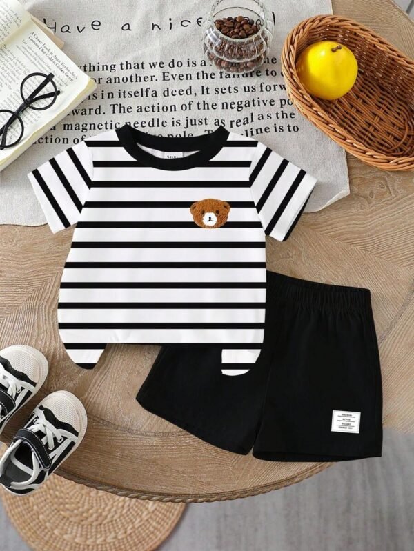 camiseta de manga corta con estampado a rayas de osito y pantalones cortos negros
