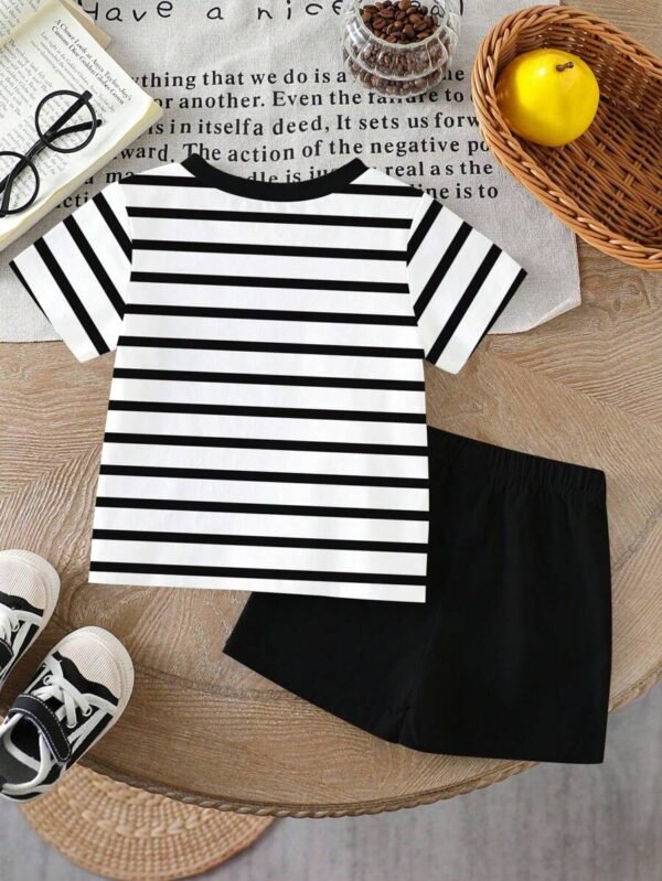 camiseta de manga corta con estampado a rayas de osito y pantalones cortos negros - Imagen 2