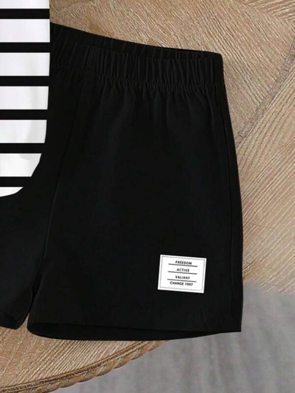camiseta de manga corta con estampado a rayas de osito y pantalones cortos negros - Imagen 3