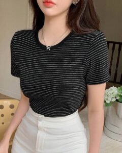 amiseta elegante de mujer con rayas de verano