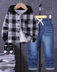 camisa con capucha holgada a cuadros en contraste y pantalones vaqueros con bolsillo lateral