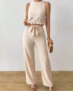 camiseta sin mangas de cuello redondo y pantalones rectos de tirantes huecos