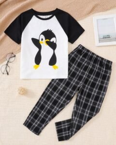 camiseta con estampado de pingüino y pantalones con estampado a cuadros