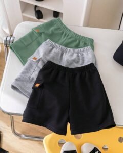 pantalone corto de punto con decoración de parche de bolsillo