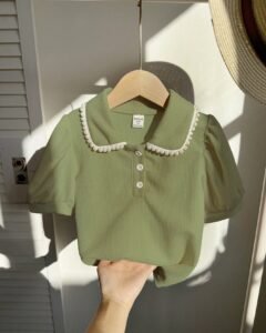 Camiseta de manga corta de cuello redondo y mangas abullonadas