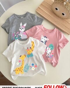 blusa de manga corta con cuello redondo y estampado de animales