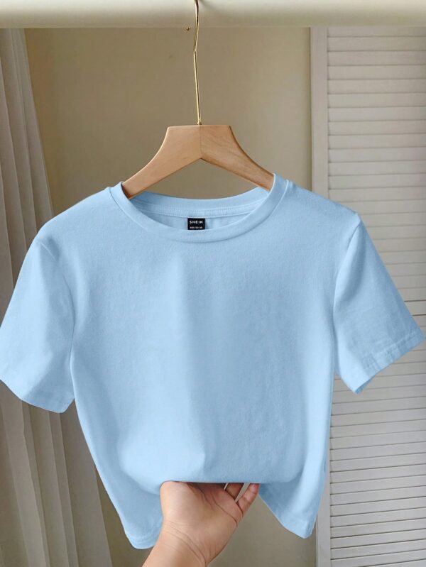 Camiseta ajustada de manga corta y cuello redondo azul claro con corte cropped