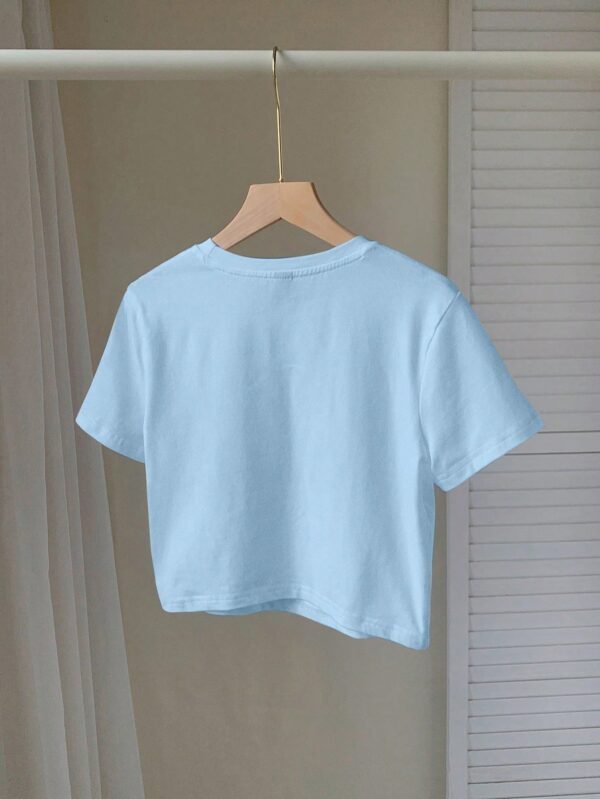 Camiseta ajustada de manga corta y cuello redondo azul claro con corte cropped - Imagen 2