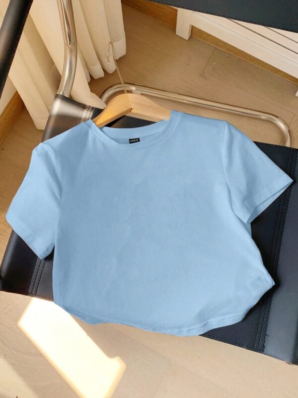 Camiseta ajustada de manga corta y cuello redondo azul claro con corte cropped - Imagen 3