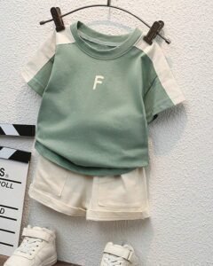 Conjunto de manga corta de cuello redondo con impresión de letras y color contrastante