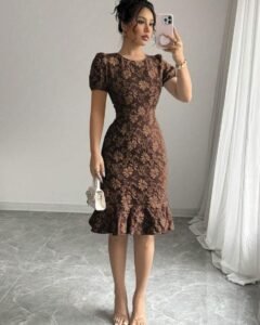 Vestido de media manga con cuello redondo, falda de volantes y textura jacquard de unicolor