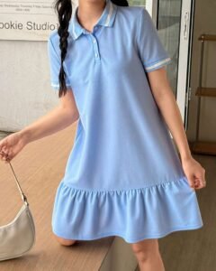 Vestido casual y cómodo de cuello alto con contraste