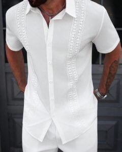 Camisa casual de hombre unicolor, con contraste de encaje y de una sola de botones