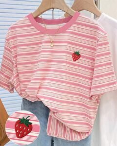 Camiseta con estampado digital a rayas de colores y bordado de fresa