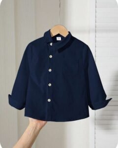 Camisa de manga larga con cuello vuelto y botones en diagonal, de unicolor