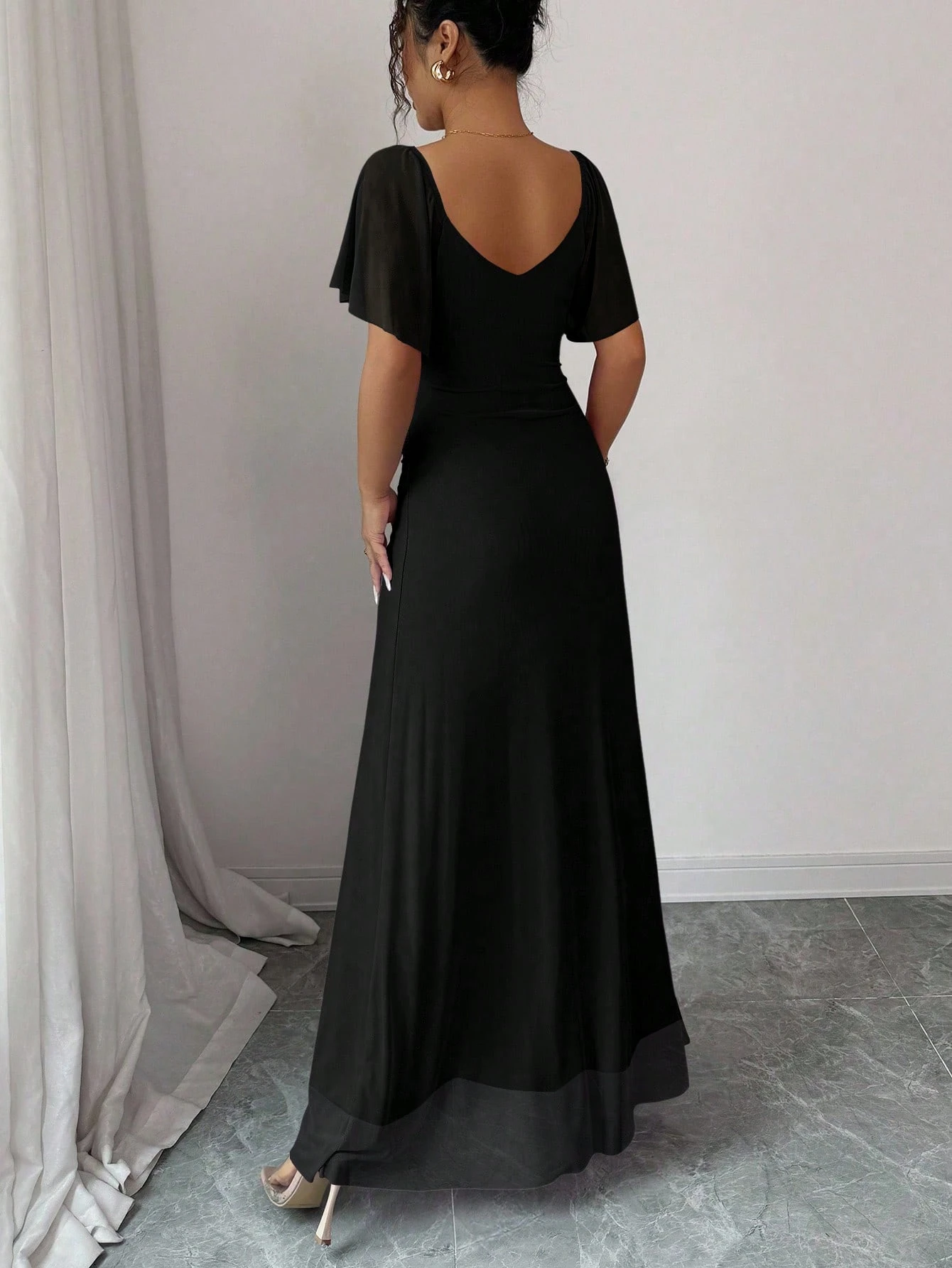 Vestido morado claro con cuello en V, mangas con volantes, cintura plisada y abertura - Imagen 2